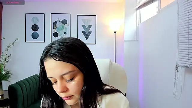 Bella-hadiid online show from December 29, 1:38 pm