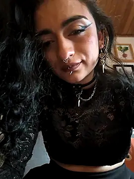 Lila Desiree online show from December 5, 7:10 pm