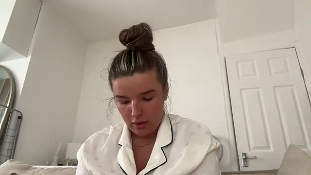 maisiesmithx online show from September 18, 9:00 am