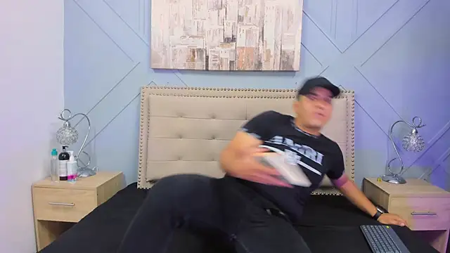 Snapshot of Vale_n_Matt chatting on September 19, 3:30 am Vale n Matt online show from September 19, 3:30 am