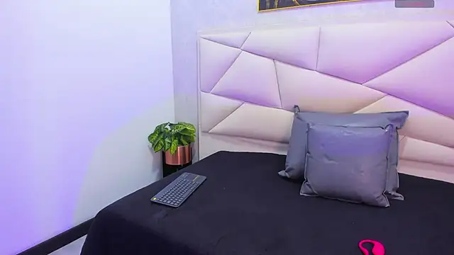 Snapshot of Vale_n_Matt chatting on November 13, 1:48 am Vale n Matt online show from November 13, 1:48 am