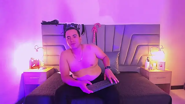 Snapshot of Vale_n_Matt chatting on December 16, 3:44 am Vale n Matt online show from December 16, 3:44 am