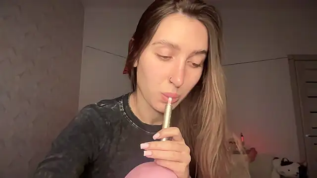 kikkymoore online show from October 12, 6:18 pm