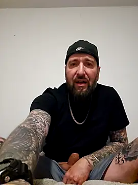 Snapshot of Beardedtattood chatting on March 28, 4:45 am Beardedtattood online show from March 28, 4:45 am
