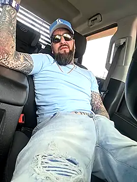 Snapshot of Beardedtattood chatting on April 9, 2:33 pm Beardedtattood online show from April 9, 2:33 pm