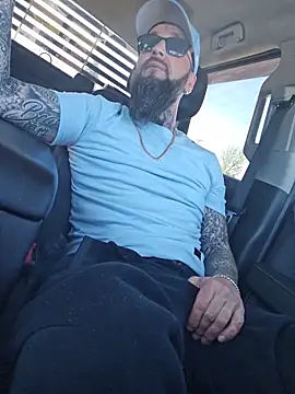 Snapshot of Beardedtattood chatting on May 21, 2:35 pm Beardedtattood online show from May 21, 2:35 pm