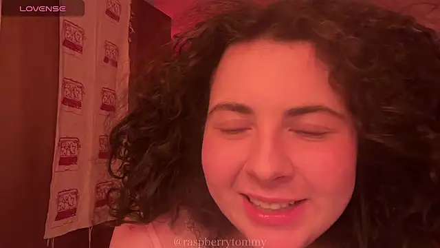 Snapshot of RaspberryTommyFTM chatting on December 18, 4:29 am RaspberryTommyFTM online show from December 18, 4:29 am