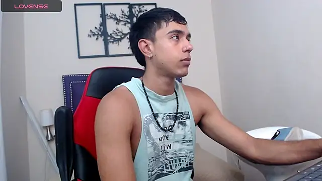 Snapshot of karlgiles_ chatting on December 1, 7:47 pm karlgiles online show from December 1, 7:47 pm