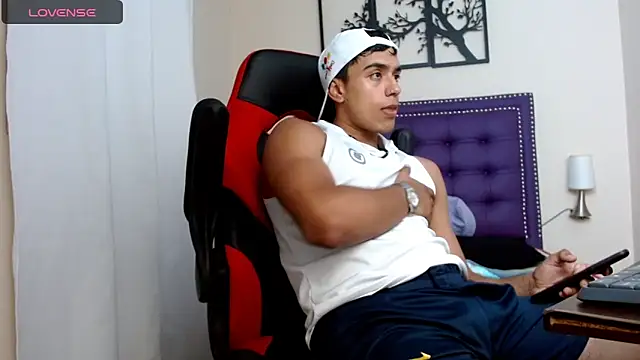 Snapshot of karlgiles_ chatting on December 10, 6:28 pm karlgiles online show from December 10, 6:28 pm