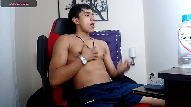 Snapshot of karlgiles_ chatting on December 15, 6:37 pm karlgiles online show from December 15, 6:37 pm