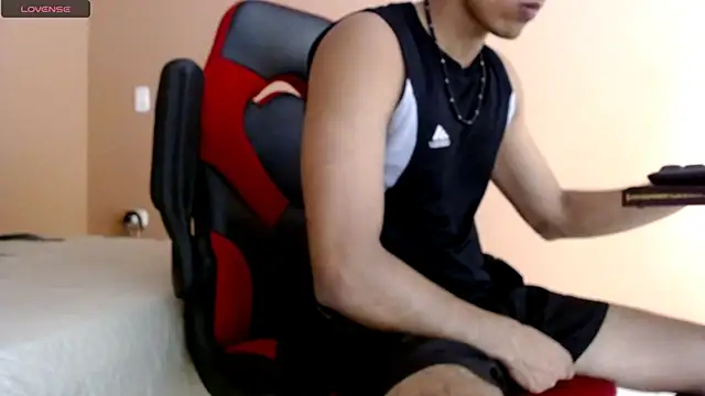 Snapshot of karlgiles_ chatting on February 17, 6:37 pm karlgiles online show from February 17, 6:37 pm