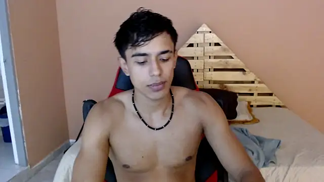 Snapshot of karlgiles_ chatting on February 22, 6:41 pm karlgiles online show from February 22, 6:41 pm