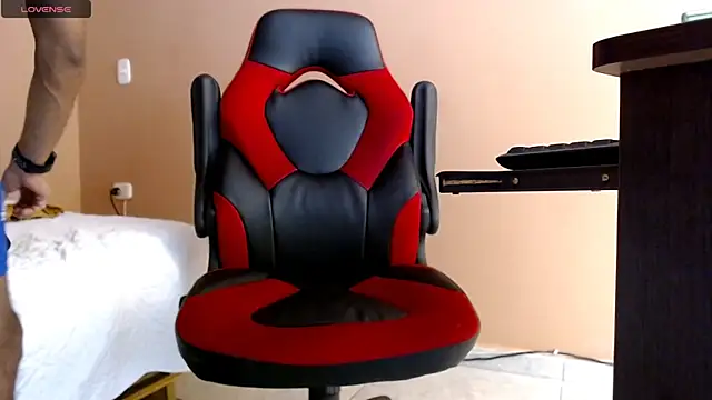 Snapshot of karlgiles_ chatting on February 23, 6:34 pm karlgiles online show from February 23, 6:34 pm