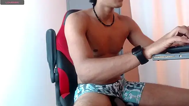 Snapshot of karlgiles_ chatting on March 1, 9:15 pm karlgiles online show from March 1, 9:15 pm