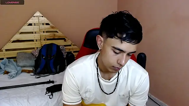 Snapshot of karlgiles_ chatting on March 20, 5:47 pm karlgiles online show from March 20, 5:47 pm