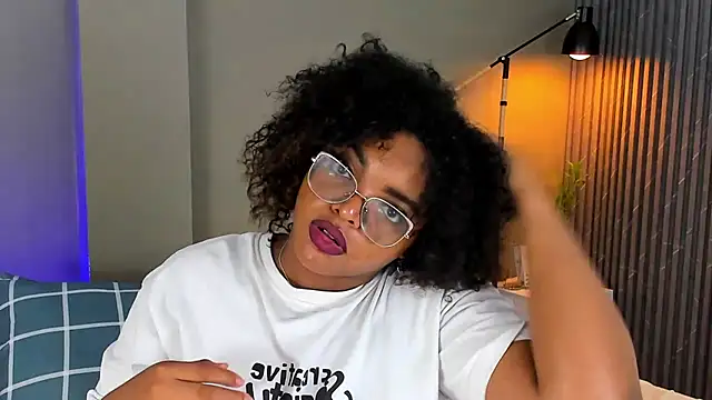 conielaurenth online show from January 6, 11:52 pm