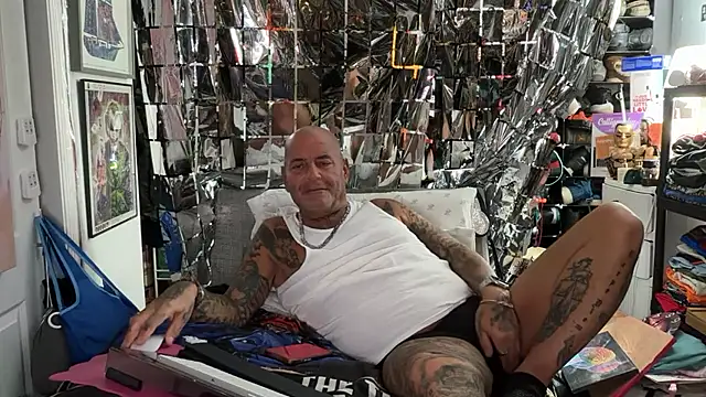 joeytatts66 online show from April 29, 1:21 am