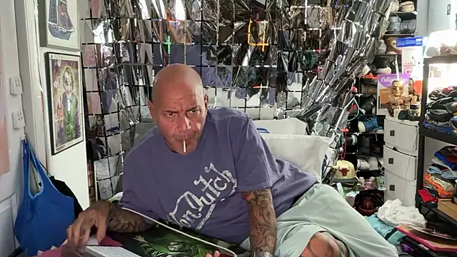 joeytatts66 online show from May 3, 1:44 am