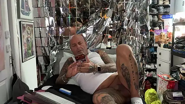 joeytatts66 online show from May 8, 1:11 am