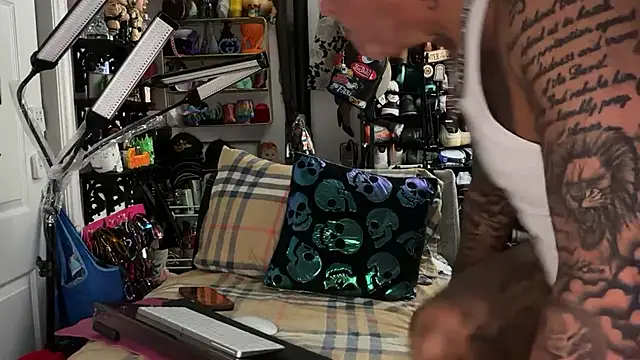 joeytatts66 online show from July 14, 1:52 am