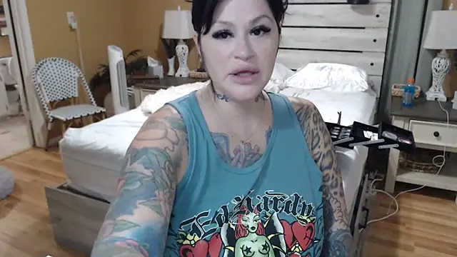 Snapshot of TexasTattooedHouseWife chatting on April 10, 2:11 pm TexasTattooedHouseWife online show from April 10, 2:11 pm