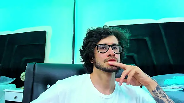 Loggan donnelly online show from January 17, 9:06 pm