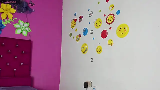 Snapshot of tiffany_Bitch chatting on December 4, 9:02 pm tiffany Bitch online show from December 4, 9:02 pm