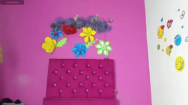 Snapshot of tiffany_Bitch chatting on December 11, 11:21 pm tiffany Bitch online show from December 11, 11:21 pm