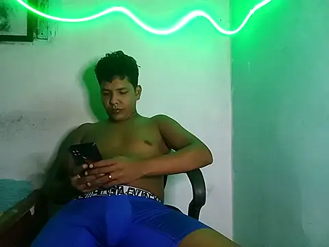 Snapshot of 628-andrew chatting on September 12, 12:44 am 628-andrew online show from September 12, 12:44 am