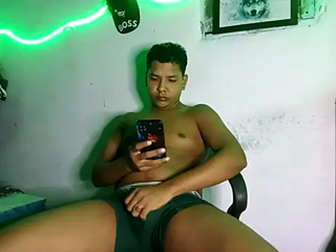 Snapshot of 628-andrew chatting on November 15, 1:03 am 628-andrew online show from November 15, 1:03 am