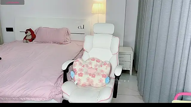 Snapshot of -Wendy__ chatting on February 13, 11:04 pm -Wendy online show from February 13, 11:04 pm