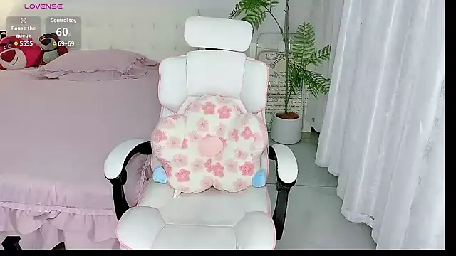 Snapshot of -Wendy__ chatting on March 4, 3:04 pm -Wendy online show from March 4, 3:04 pm