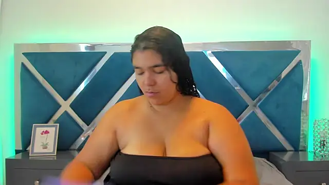 Tiffanymiller00 online show from July 27, 1:18 pm