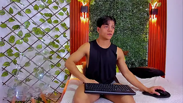 Snapshot of Valentino__X chatting on November 22, 4:22 am Valentino X online show from November 22, 4:22 am