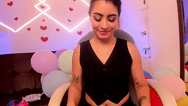 Snapshot of lunaalynch chatting on April 14, 11:55 pm lunaalynch online show from April 14, 11:55 pm