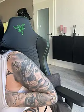 Snapshot of PalinaPr chatting on October 18, 10:27 am PalinaPr online show from October 18, 10:27 am