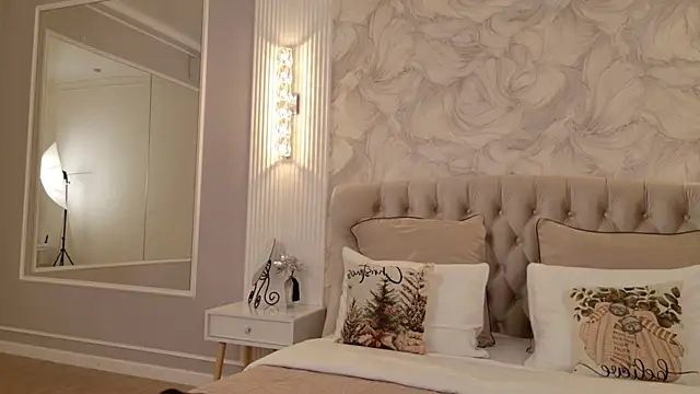 milaleoneli online show from December 18, 3:07 pm