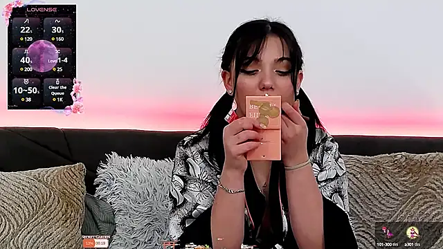 AveryWillow online show from February 12, 8:40 pm