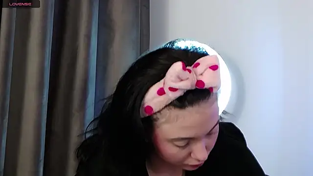 AveryWillow online show from March 22, 6:25 pm