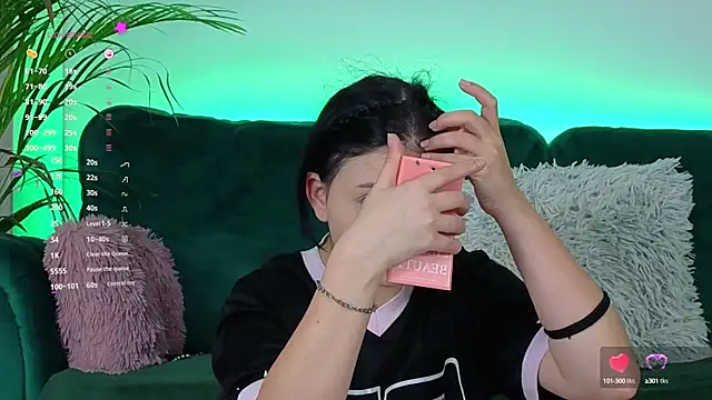 AveryWillow online show from October 4, 3:15 am