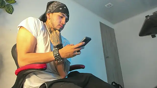 Snapshot of the_beast_master_ chatting on January 22, 12:27 pm the beast master online show from January 22, 12:27 pm