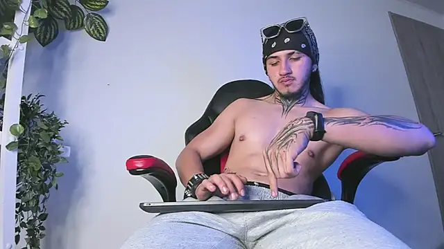 Snapshot of the_beast_master_ chatting on January 24, 6:35 pm the beast master online show from January 24, 6:35 pm