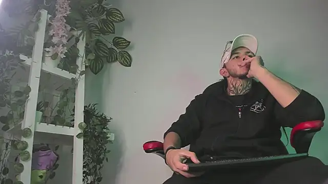 Snapshot of the_beast_master_ chatting on January 25, 12:26 pm the beast master online show from January 25, 12:26 pm