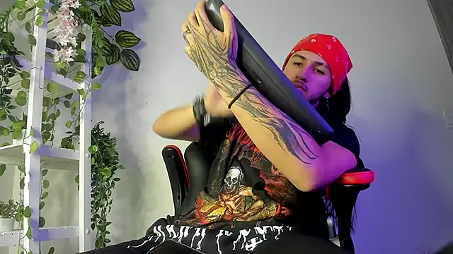 Snapshot of the_beast_master_ chatting on January 31, 12:18 pm the beast master online show from January 31, 12:18 pm