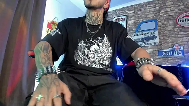 Snapshot of the_beast_master_ chatting on February 4, 12:33 pm the beast master online show from February 4, 12:33 pm