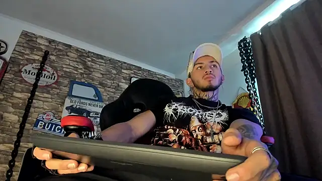 Snapshot of the_beast_master_ chatting on March 10, 12:26 pm the beast master online show from March 10, 12:26 pm