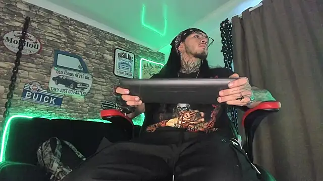 Snapshot of the_beast_master_ chatting on March 12, 12:36 pm the beast master online show from March 12, 12:36 pm