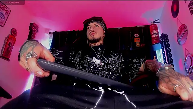 Snapshot of the_beast_master_ chatting on October 20, 9:04 pm the beast master online show from October 20, 9:04 pm