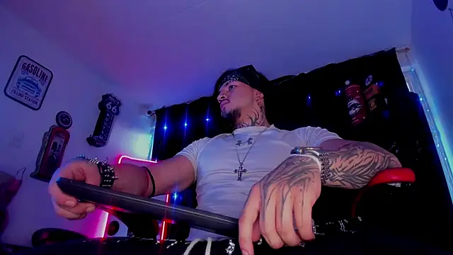 Snapshot of the_beast_master_ chatting on November 21, 10:19 pm the beast master online show from November 21, 10:19 pm