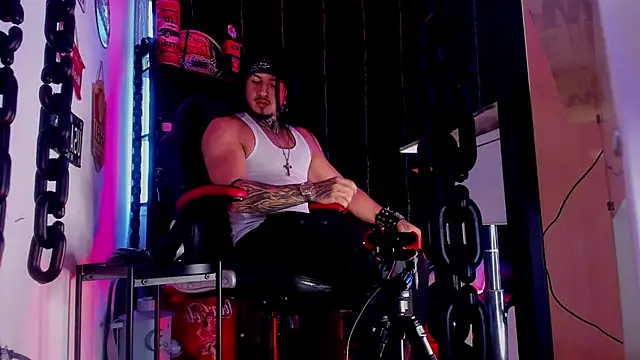 Snapshot of the_beast_master_ chatting on December 18, 8:48 pm the beast master online show from December 18, 8:48 pm